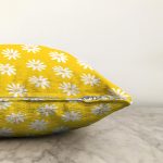 - Sonil-K10378-Gorsel-2 - Realhomes  Sarı Zemin Papatya Desenli Dijital Baskılı Dekoratif Raşel Kadife Yastık Kırlent Kılıfı Realhomes