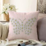 Pembe Zemin Papatyadan Kelebek Tasarımlı Dijital Baskılı Dekoratif Raşel Kadife Yastık Kırlent Kılıfı Realhomes