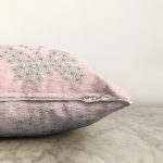 Pembe Zemin Papatyadan Kelebek Tasarımlı Dijital Baskılı Dekoratif Raşel Kadife Yastık Kırlent Kılıfı Realhomes