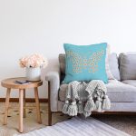 - Sonil-K10381-Gorsel-1 - Realhomes Mavi Zemin Papatyadan Kelebek Tasarımlı Dijital Baskılı Modern Raşel Kadife Yastık Kırlent Kılıfı Realhomes