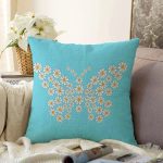 - Sonil-K10381-Gorsel - Realhomes Mavi Zemin Papatyadan Kelebek Tasarımlı Dijital Baskılı Modern Raşel Kadife Yastık Kırlent Kılıfı Realhomes