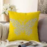 - Sonil-K10382-Gorsel - Realhomes  Sarı Zemin Papatyadan Kelebek Tasarımlı Dijital Baskılı Dekoratif Raşel Kadife Yastık Kırlent Kılıfı Realhomes