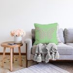 - Sonil-K10383-Gorsel-1 - Realhomes  Yeşil Zemin Papatyadan Kelebek Tasarımlı Dijital Baskılı Modern Raşel Kadife Yastık Kırlent Kılıfı Realhomes