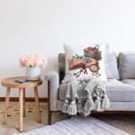 - Sonil-K10397-Gorsel-1 - Realhomes Özel Tasarım Kitap Temalı Dijital Baskılı Modern Raşel Kadife Yastık Kırlent Kılıfı Realhomes