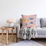 Pembe Zemin Renkli Kelebekler Özel Tasarım Dijital Baskılı Modern Raşel Kadife Yastık Kırlent Kılıfı Realhomes