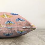 Pembe Zemin Renkli Kelebekler Özel Tasarım Dijital Baskılı Modern Raşel Kadife Yastık Kırlent Kılıfı Realhomes