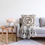 Çiçek Çerçeveli Portre Desenli Dijital Baskılı Dekoratif Raşel Kadife Yastık Kırlent Kılıfı Realhomes