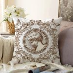Çiçek Çerçeveli Portre Desenli Dijital Baskılı Dekoratif Raşel Kadife Yastık Kırlent Kılıfı Realhomes