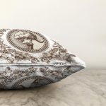 Çiçek Çerçeveli Portre Desenli Dijital Baskılı Dekoratif Raşel Kadife Yastık Kırlent Kılıfı Realhomes