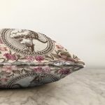 - Sonil-K10426-Gorsel-2 - Realhomes Renkli Çiçek Portre Motifli Dijital Baskılı Dekoratif Raşel Kadife Yastık Kırlent Kılıfı Realhomes