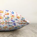 - Sonil-K1043-Gorsel-2 - Realhomes Realhomes Mutlu Kuşlar Çizimli Özel Tasarım Dijital Baskılı Modern Raşel Kadife Yastık Kırlent Kılıfı Realhomes