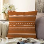 - Sonil-K10440-Gorsel - Realhomes  Kahve Zemin Etnik Figürlü Bohem Desenli Dijital Baskılı Dekoratif Raşel Kadife Yastık Kırlent Kılıfı Realhomes