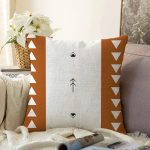 - Sonil-K10441-Gorsel - Realhomes Kahve & Beyaz Zemin Etnik Figürlü Bohem Desenli Dijital Baskılı Modern Raşel Kadife Yastık Kırlent Kılıfı Realhomes