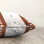 - Sonil-K10441-Gorsel-2 - Realhomes Kahve & Beyaz Zemin Etnik Figürlü Bohem Desenli Dijital Baskılı Modern Raşel Kadife Yastık Kırlent Kılıfı Realhomes