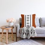 Kahve & Beyaz Zemin Etnik Figürlü Bohem Desenli Dijital Baskılı Dekoratif Raşel Kadife Yastık Kırlent Kılıfı Realhomes