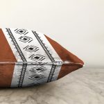 Kahve & Beyaz Zemin Etnik Figürlü Bohem Desenli Dijital Baskılı Dekoratif Raşel Kadife Yastık Kırlent Kılıfı Realhomes