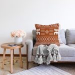 - Sonil-K10443-Gorsel-1 - Realhomes  Kahve Zemin Etnik Figürlü Bohem Desenli Dijital Baskılı Modern Raşel Kadife Yastık Kırlent Kılıfı Realhomes