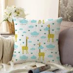Realhomes Mavi Bulut Sarı Zürafalar Özel Tasarım Dijital Baskılı Modern Raşel Kadife Yastık Kırlent Kılıfı Realhomes