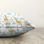 Realhomes Mavi Bulut Sarı Zürafalar Özel Tasarım Dijital Baskılı Modern Raşel Kadife Yastık Kırlent Kılıfı Realhomes