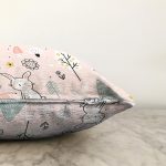 - Seamless vector background with rabbits - Realhomes Realhomes Sevimli Tavşan Çizimli Özel Tasarım Dijital Baskılı Modern Raşel Kadife Yastık Kırlent Kılıfı Realhomes