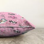 - Печать - Realhomes Realhomes Pembe Zeminli Uzay Tasarımlı Dijital Baskılı Modern Raşel Kadife Yastık Kırlent Kılıfı Realhomes