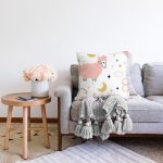 - Sonil-K1116-Gorsel-1 - Realhomes Realhomes Pembe Keçi Motifli Özel Tasarım Dijital Baskılı Modern Raşel Kadife Yastık Kırlent Kılıfı Realhomes