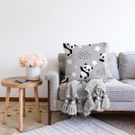 Realhomes Gri Zeminde Küçük Panda Özel Tasarım Dijital Baskılı Modern Raşel Kadife Yastık Kırlent Kılıfı Realhomes
