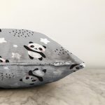 Realhomes Gri Zeminde Küçük Panda Özel Tasarım Dijital Baskılı Modern Raşel Kadife Yastık Kırlent Kılıfı Realhomes