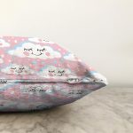 - Печать - Realhomes  Pembe Zeminde Sevimli Bulutlar Dijital Baskılı Özel Tasarım Modern Raşel Kadife Yastık Kırlent Kılıfı Realhomes