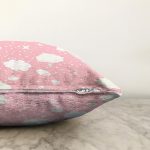 - Основные RGB - Realhomes Pembe Zeminde Beyaz Bulutlar Dijital Baskılı Özel Tasarım Modern Raşel Kadife Yastık Kırlent Kılıfı Realhomes