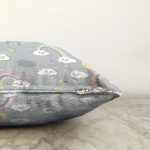 - EasterBasket - Realhomes Gri Zeminde Gökkuşağı Ve Bulutlar Dijital Baskılı Özel Tasarım Modern Raşel Kadife Yastık Kırlent Kılıfı Realhomes