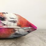 - Sonil-K120-Gorsel-2 - Realhomes Suluboya Kadın Figürü Dijital Baskılı Dekoratif Modern Raşel Kadife Yastık Kırlent Kılıfı Realhomes