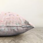 - Печать - Realhomes Pembe Zeminde Sevimli Kuğular Dijital Baskılı Özel Tasarım Modern Raşel Kadife Yastık Kırlent Kılıfı Realhomes