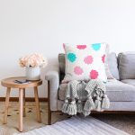 - Sonil-K1215-Gorsel-1 - Realhomes Rengarenk Deniz Kabukları Çizimli Dijital Baskılı Özel Tasarım Modern Raşel Kadife Yastık Kırlent Kılıfı Realhomes