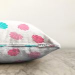 - Sonil-K1215-Gorsel-2 - Realhomes Rengarenk Deniz Kabukları Çizimli Dijital Baskılı Özel Tasarım Modern Raşel Kadife Yastık Kırlent Kılıfı Realhomes