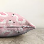 Pembe Zeminde Kuğu Motifli Dijital Baskılı Özel Tasarım Modern Raşel Kadife Yastık Kırlent Kılıfı Realhomes