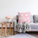 - Cute pink pattern with lambs. - Realhomes  Pembe Zeminde Koyun Motifli Dijital Baskılı Özel Tasarım Modern Raşel Kadife Yastık Kırlent Kılıfı Realhomes
