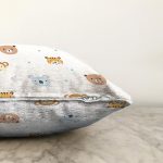 Beyaz Zeminde Sevimli Hayvanlar Desenli Dijital Baskılı Özel Tasarım Modern Raşel Kadife Yastık Kırlent Kılıfı Realhomes