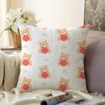 - Bear hugging heart seamless pattern background - Realhomes  Kalp Tutan Ayıcık Motifli Dijital Baskılı Özel Tasarım Modern Raşel Kadife Yastık Kırlent Kılıfı Realhomes