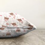 - Sonil-K1360-Gorsel-2 - Realhomes  Sevimli Ayıcık Motifli Dijital Baskılı Özel Tasarım Modern Raşel Kadife Yastık Kırlent Kılıfı Realhomes