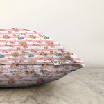 - Print - Realhomes Pembe Çizgili Zeminde Şirin Ayıcık Temalı Dijital Baskılı Özel Tasarım Modern Raşel Kadife Yastık Kırlent Kılıfı Realhomes