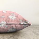 Pembe Zeminli Sevimli Kelebek Motifli Dijital Baskılı Özel Tasarım Modern Raşel Kadife Yastık Kırlent Kılıfı Realhomes