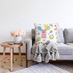 - Seamless baby background with bear - Realhomes  Uçan Balonlu Köpek Tasarımlı Dijital Baskılı Özel Tasarım Modern Raşel Kadife Yastık Kırlent Kılıfı Realhomes