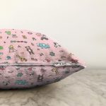 Pembe Zeminde Bebek Oyuncakları Dijital Baskılı Özel Tasarım Modern Raşel Kadife Yastık Kırlent Kılıfı Realhomes