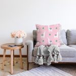 Pembe Zeminde Lama Desenli Dijital Baskılı Özel Tasarım Modern Raşel Kadife Yastık Kırlent Kılıfı Realhomes