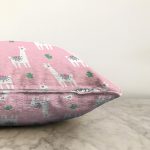 Pembe Zeminde Lama Desenli Dijital Baskılı Özel Tasarım Modern Raşel Kadife Yastık Kırlent Kılıfı Realhomes