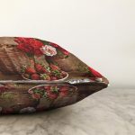 - Sonil-K1508-Gorsel-2 - Realhomes Vazoda Güller Ve Çilek Sepeti Desenli Dijital Baskılı Dekoratif Modern Raşel Kadife Yastık Kırlent Kılıfı Realhomes