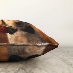 Gül Tutan Sevimli Köpek Yavrusu Dijital Baskılı Dekoratif Modern Raşel Kadife Yastık Kırlent Kılıfı Realhomes