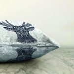 - Печать - Realhomes Lacivert Geyik İllüstrasyon Desenli Dijital Baskılı Dekoratif Raşel Kadife Yastık Kırlent Kılıfı Realhomes