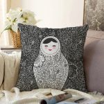 - Sonil-K211-Gorsel - Realhomes  Çiçek Desenli Zeminde Matruşka Dijital Baskılı Dekoratif Raşel Kadife Yastık Kırlent Kılıfı Realhomes